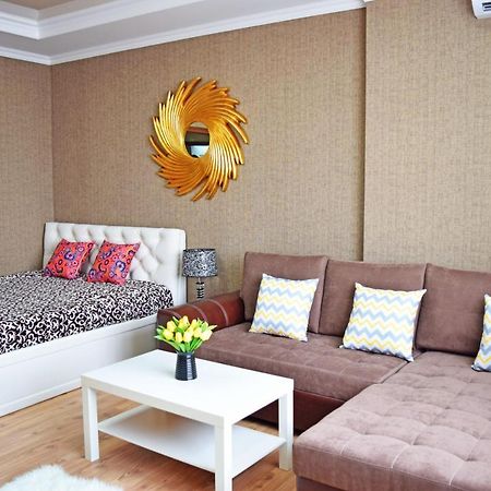 Sunny Apartment With Mountain View ビシュケク エクステリア 写真